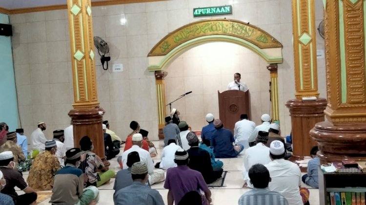 Bulan Ramadhan, Kapolres Sikka Berikan Tausyiah Kepada Jamaah Masjid Al Anshor Kota Uneng