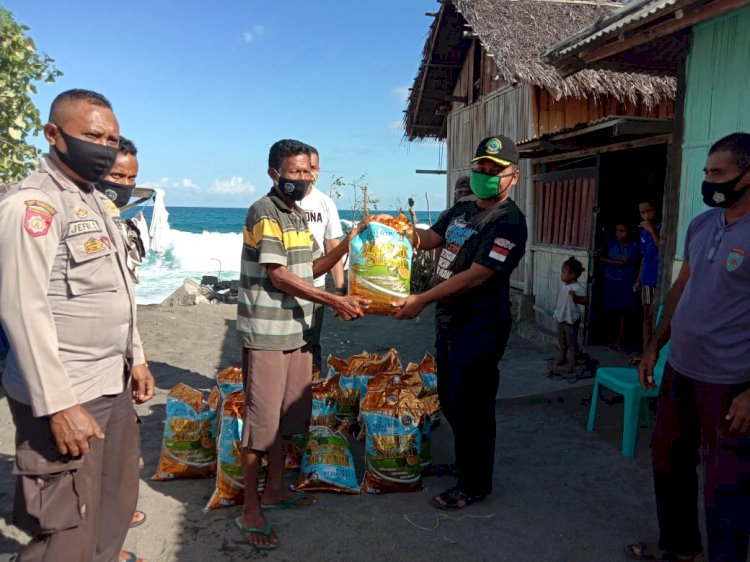 Kapolres Sikka Beri Bantuan Masyarakat yang Terdampak Bencana Abrasi Di Kec. Lela