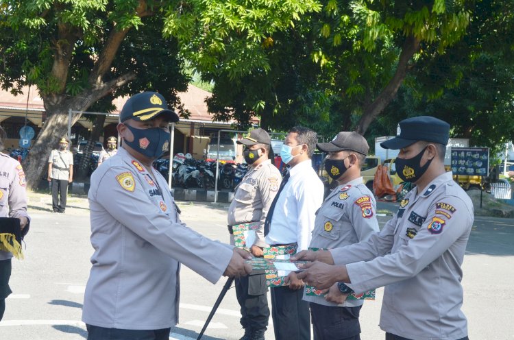 Kapolres Sikka Berikan Penghargaan Kepada 6 Personilnya Yang Berprestasi