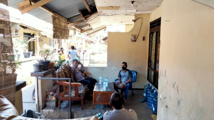 Wujud Perhatian Pimpinan, Kapolres Sikka Kunjungi Anggotanya Yang Sedang Sakit