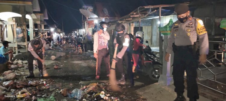 Anggota Polres Sikka Melaksanakan Kerja Bakti Pembersihan Sampah Akibat Banjir Rob di Kelurahan Wuring