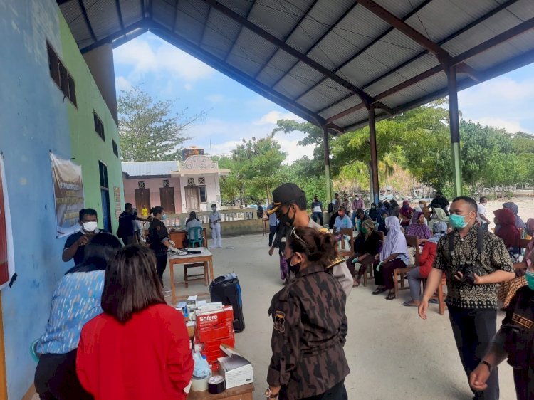 Hari Bhayangkara ke-75, Polres Sikka Gandeng KBPP Polri Gelar Bakti Kesehatan Pengobatan Gratis di Pulau Terluar