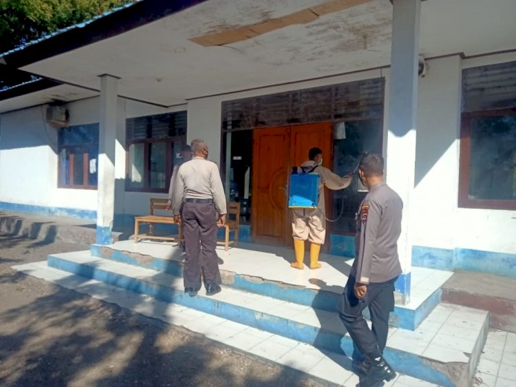 Cegah Covid-19, Polres Sikka Gandeng Dinkes Kab. Sikka Lakukan Penyemprotan Di 3 Lokasi Pelayanan Umum