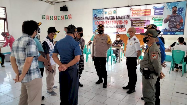 Kapolres Sikka Hadiri dan Tinjau Kegiatan Serbuan Vaksinasi Yang Dilaksanakan Lanal Maumere