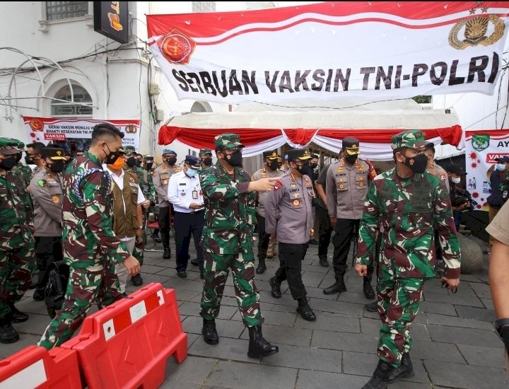 Gelar Vaksinasi Massal di Kota Tua, TNI-Polri Targetkan 2.000 Orang per Hari