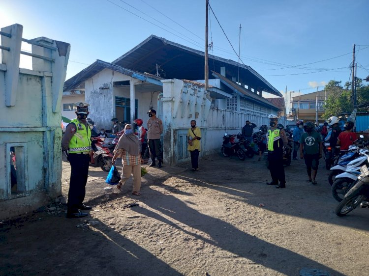 PPKM, Polres Sikka Terjunkan Personil Pengamanan di 3 Lokasi Pasar di Kota Maumere