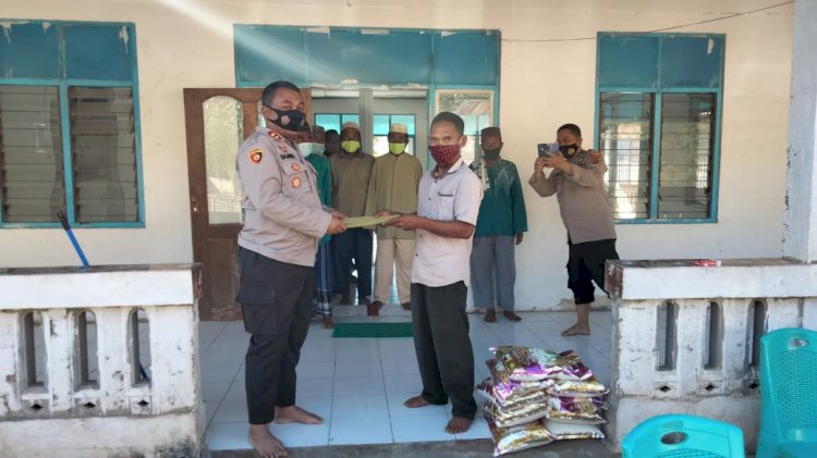 Kunjungi Wilkum Polsubsektor Nebe, Kapolres Berikan Bantuan Kepada Takmir Masjid Baitussodiq Tanadewa