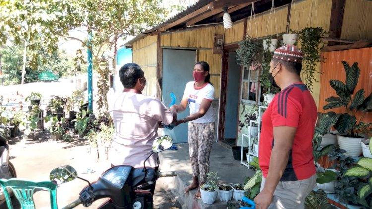 Kapolres Sikka turun langsung bagikan daging kurban untuk masyarakat