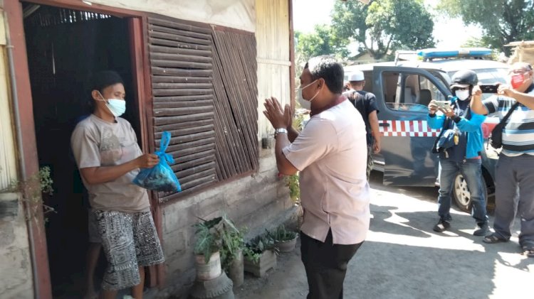 Kapolres Sikka turun langsung bagikan daging kurban untuk masyarakat