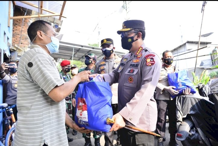 Panglima TNI dan Kapolri Sosialisasi Vaksin Keliling dan Serahkan Langsung Bansos ke Warga Jakarta