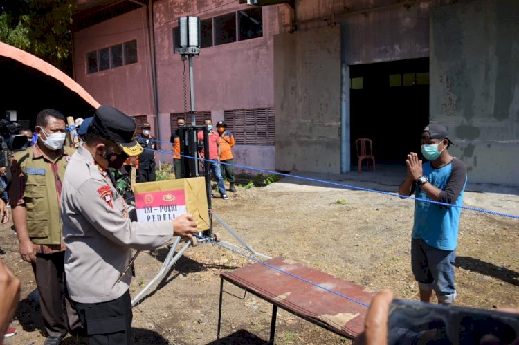 Kapolda NTT Kunjungi dan Berikan Bansos Kepada Pasien Karantina Terpusat Di SIC