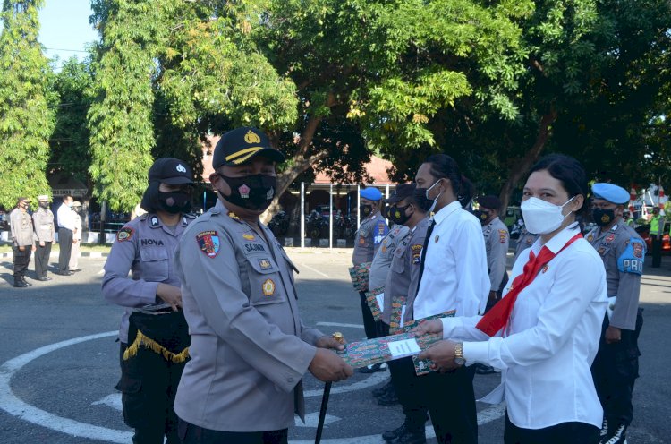 Kapolres Sikka Beri Penghargaan Kepada Sejumlah Personil Yang Berprestasi