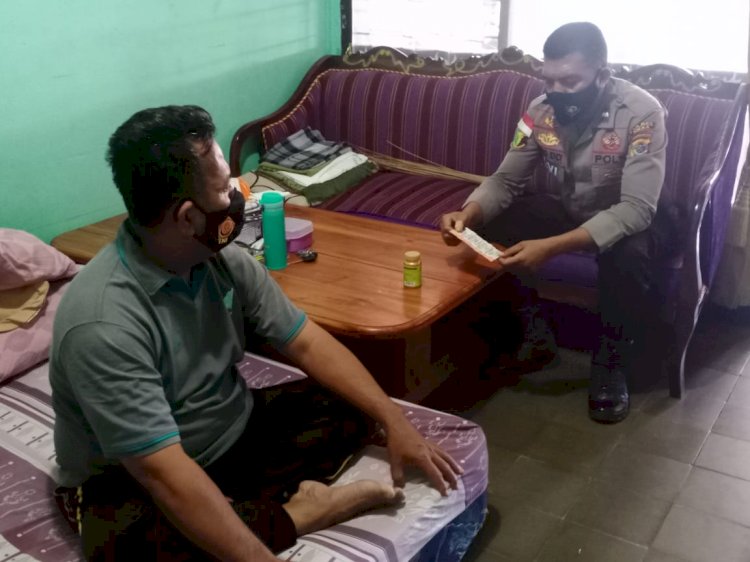 Beri Semangat, Kapolres Sikka Kunjungi Anggotanya Yang Sedang Sakit