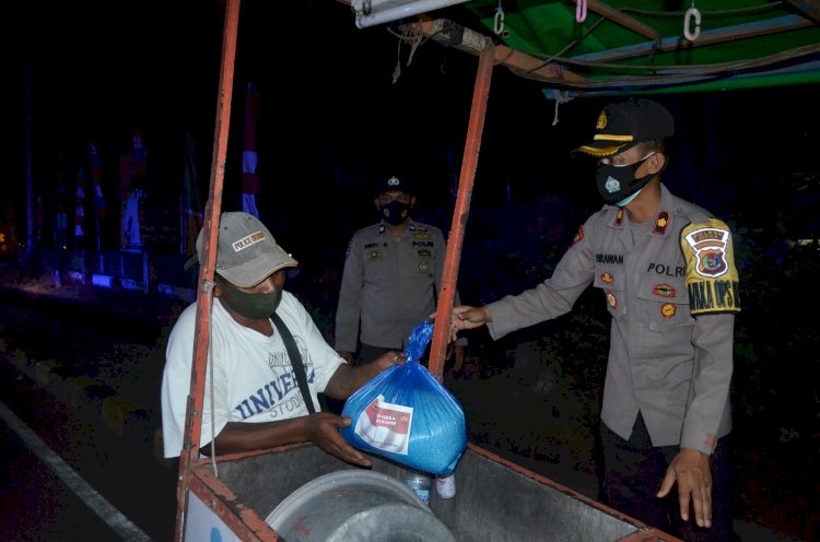 Polres Sikka Laksanakan Penyekatan Mobilitas dan Bagikan Sembako