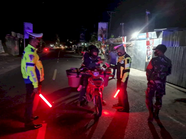 Tekan Mobilitas Masyarakat, Polres Sikka Penyekatan Akses Jalan Selama PPKM Level 4