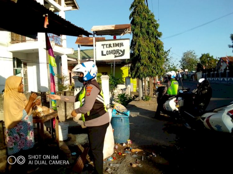 Satlantas Polres Sikka Gelar Operasi Yustisi dan Bagikan Masker