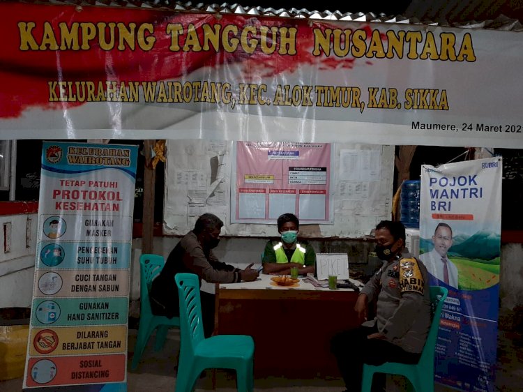 SAMBANGI KAMPUNG TANGGUH WAIROTANG, AIPDA DJAFAR INGATKAN PETUGAS TETAP DISIPLIN PROKES