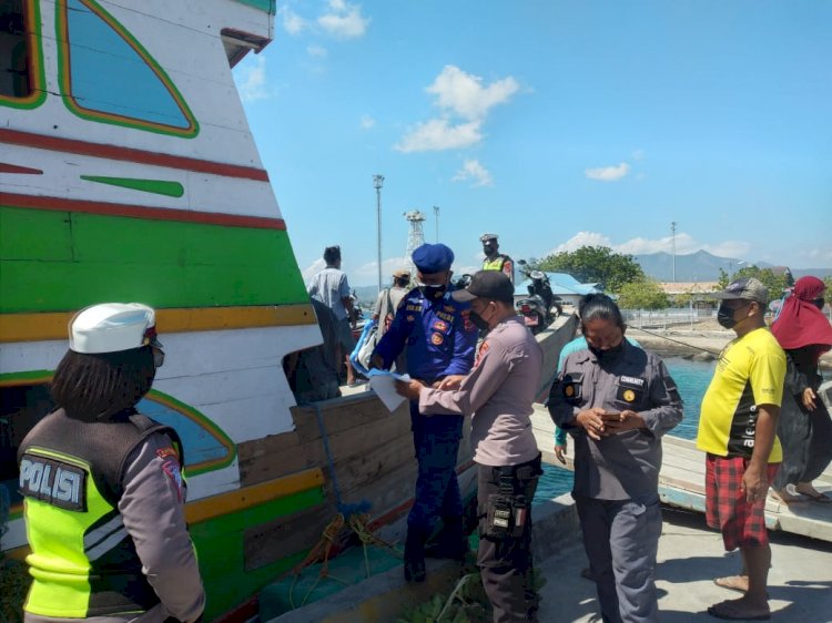 PPKM Level IV, Polres Sikka bersama Polairud Polda NTT Laksanakan Pengamanan  Aktivitas Pelabuhan Lorens Say Maumere