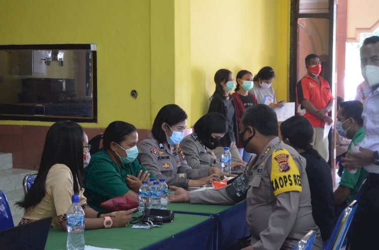 Sambut Hari Jadi Polwan ke-73, Polwan Polres Sikka Terlibat Langsung Dalam Vaksinasi Massal Di Gerai Vaksin TNI-Polri Polres Sikka