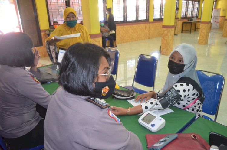 Sambut Hari Jadi Polwan ke-73, Polwan Polres Sikka Terlibat Langsung Dalam Vaksinasi Massal Di Gerai Vaksin TNI-Polri Polres Sikka