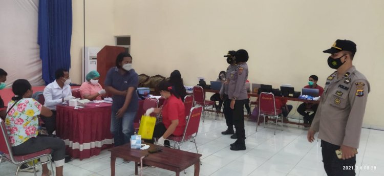 Polres sikka gelar vaksinansi merdeka di dua lokasi gereja