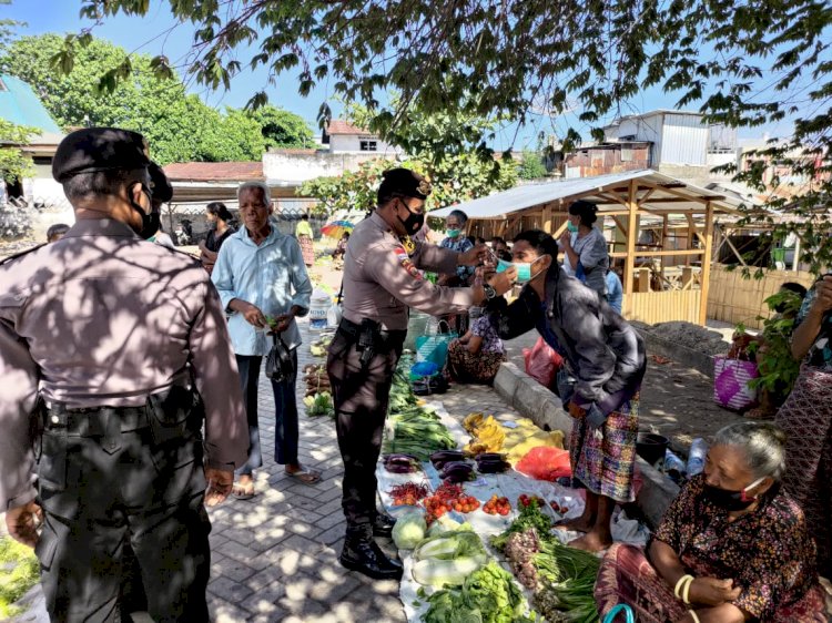 Pendisiplinan prokes unit turjawali polres sikka melaksanakan patroli di seputaran pasar tingakat Maumere