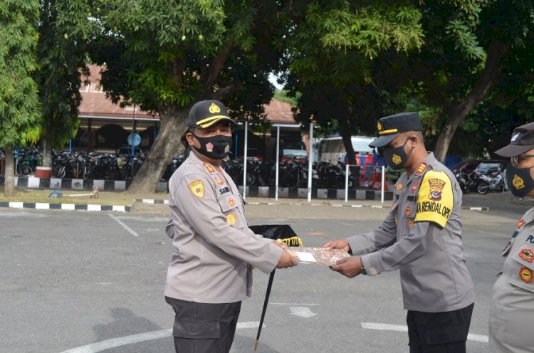 Berdedikasi, Loyal, dan Berprestasi, Keempat Personil Polres Sikka Terima Penghargaan