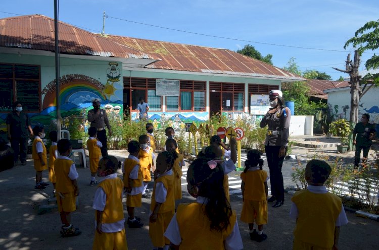 Operasi Patuh, Unit Kamsel Sat Lantas Ajarkan Pendidikan Lalu Lintas Kepada Anak TK Bhayangkari 07 Maumere