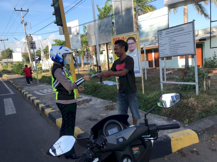 Polwan Lantas Polres Sikka Laksanakan Patroli Cipta Kondisi Kamseltibcar dan Pencegahan Penyebaran COVID-19