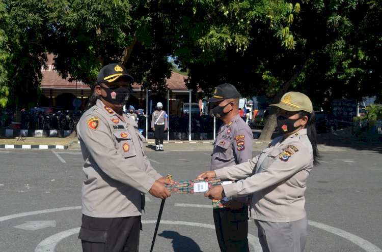 Kapolres Berikan Penghargaan Kepada Personil Berprestasi