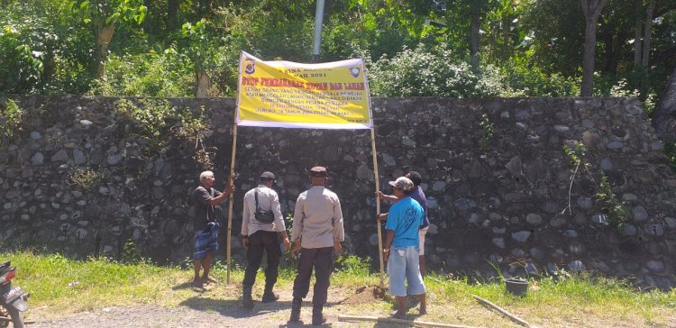 Operasi Bina Karuna, Personil Polsek Bola Pasang Spanduk Himbauan Karhutla