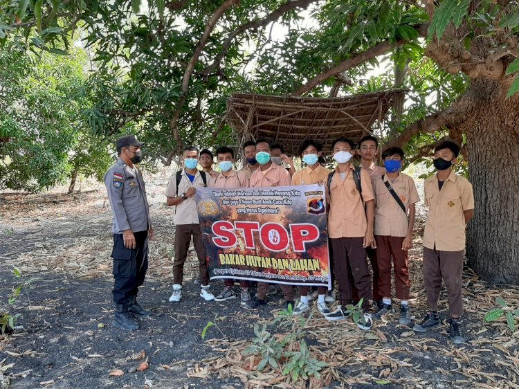 Cegah Karhutla, Anggota Bhabinkamtibmas Desa Pamana Aiptu Abdul Hamid Ramli Sosialisasi Larangan Karhutla Kepada Pelajar dan Masyarakat Menggunakan Sepanduk