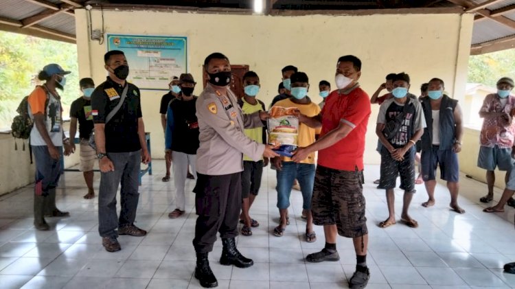 Kapolres Sikka Membagikan Bansos Kepada Masyarakat Desa Persiapan Egon Buluk, Kec. Waigete, Kab. Sikka dalam Kegiatan Deklarasi OPS Bina Karuna Ranaka 2021