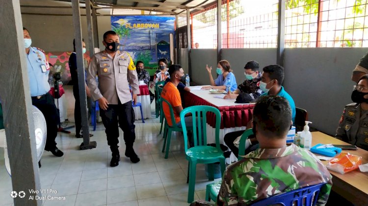 Kapolres Sikka Tinjau langsung pelaksanaan Gerai Vaksin Presisi Polres Sikka Di Rutan Kelas IIB Maumere