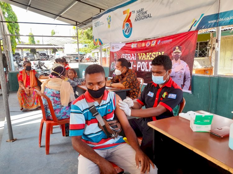 Hari Listrik Nasional ke-76, PLN Maumere gandeng Polres Sikka berikan vaksin untuk masyarakat