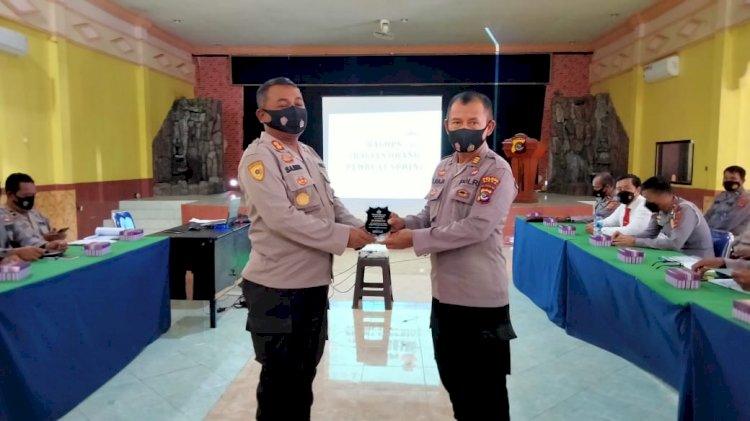 Purna Tugas Akp (Purn) Siprianus Raja Menerima Penghargaan Dari Kapolres Sikka