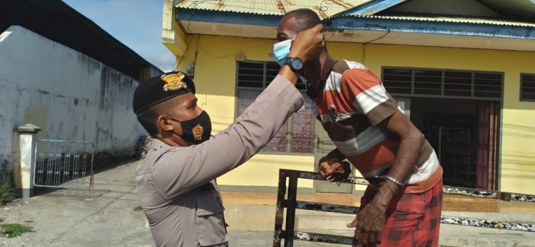 Polres Sikka dan jajaran rutin laksanakan Patroli himbauan prokes dan bagi masker