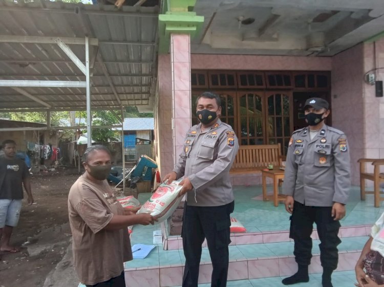 Kapolres Sikka Beri Bansos Ke Masyarakat Yang Terdampak Covid-19