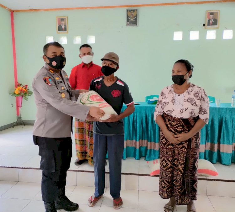 Safari Kamtibmas, Kapolres Sikka kunjungi Desa Lepo Lima Dan Desa Nelle Lorang Serta Bagikan Bansos