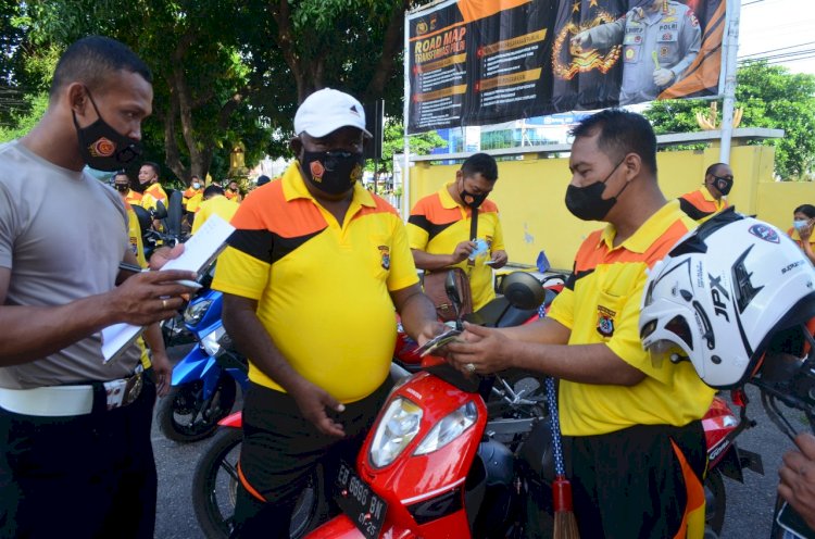 Menjelang Pelaksanaan Operasi Zebra, Propam Polres Sikka Periksa Kelengkapan Diri dan Surat-Surat Kendaraan Anggota