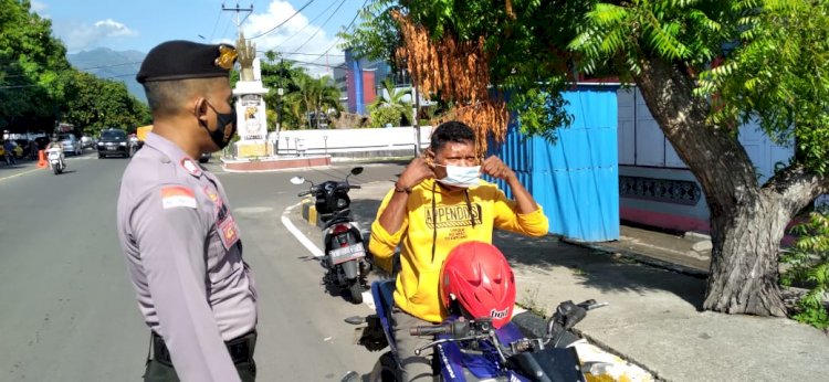 Patroli Diologis, Tim Samaptha Polres Sikka Beri Himbauan Prokes.