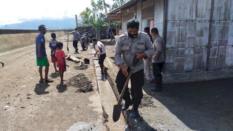 Personil  Polsek Alok Bersihkan Sisa Banjir bersama Masyarakat Akibat Hujan Selama 2 Hari