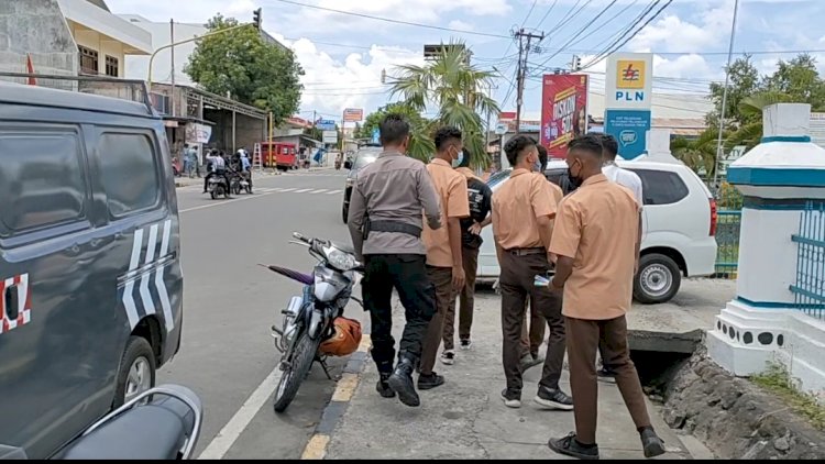 Personil Sat Binmas Polres Sikka Gunakan Mobil Siaga  Jemput Warga Terima Vaksin