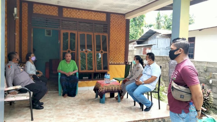 Wujud Kepedulian Pimpinan, Kapolres Sikka Jenguk Anggota Yang Sakit