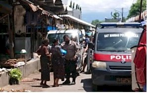 Kasat Binmas Dan Kasi Bankum Polres Sikka Laksanakan Bakti Sosial di Pasar Alok dan Pasar Geliting