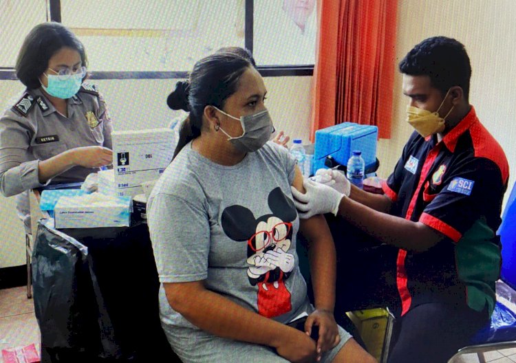 Polres Sikka dan Perum Bulog menggelar Gerai Vaksin Presisi Dosis II