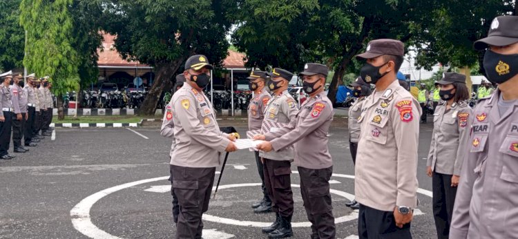 Kapolres Sikka memberikan Penghargaan kepada Personil Berprestasi