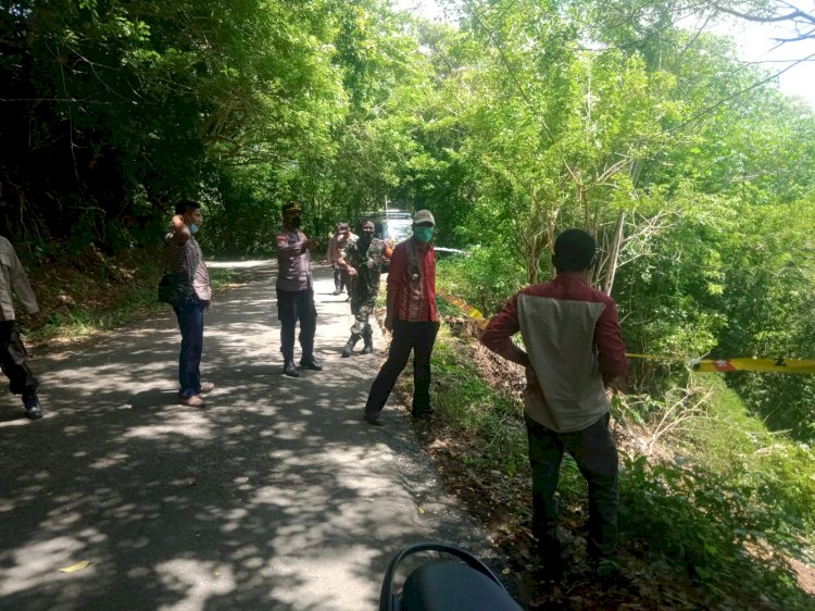 Sambang Desa, Personil Satuan Binmas Polres Sikka Meninjau Bencana Tanah Longsor