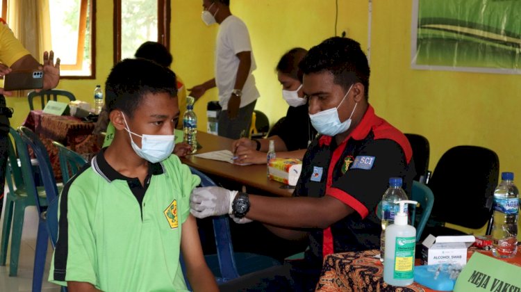 Gerai Vaksin Presisi Polres Sikka Gelar Vaksinasi di SMK St. Thomas Maumere.