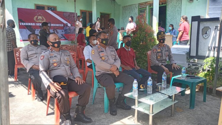 Bersama Kapolri Lewat Zoom Meeting, Polres Sikka Laksanakan Vaksinasi Serentak Indonesia di Desa Bloro